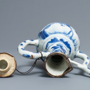 Une verseuse couverte en porcelaine de Chine bleu et blanc à monture en argent, époque Transition — photo 6