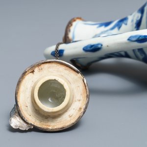 Une verseuse couverte en porcelaine de Chine bleu et blanc à monture en argent, époque Transition — photo 9