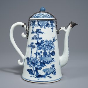 Une verseuse couverte en porcelaine de Chine bleu et blanc à monture en argent, Qianlong — photo 3