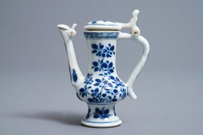 Une verseuse couverte en porcelaine de Chine bleu et blanc d'après un modèle en étain, Kangxi