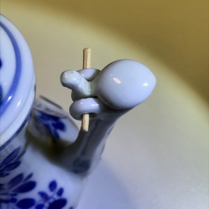 Une verseuse couverte en porcelaine de Chine bleu et blanc d'après un modèle en étain, Kangxi — photo 13