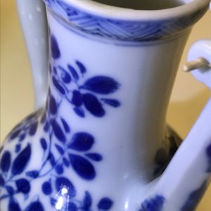 Une verseuse couverte en porcelaine de Chine bleu et blanc d'après un modèle en étain, Kangxi — photo 14