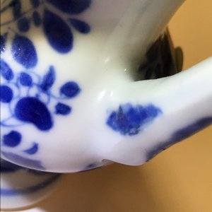 Une verseuse couverte en porcelaine de Chine bleu et blanc d'après un modèle en étain, Kangxi — photo 16
