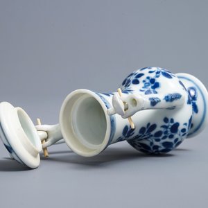 Une verseuse couverte en porcelaine de Chine bleu et blanc d'après un modèle en étain, Kangxi — photo 7