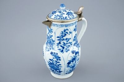 Une verseuse couverte en porcelaine de Chine bleu et blanc, Kangxi