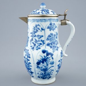 Une verseuse couverte en porcelaine de Chine bleu et blanc, Kangxi — photo 2
