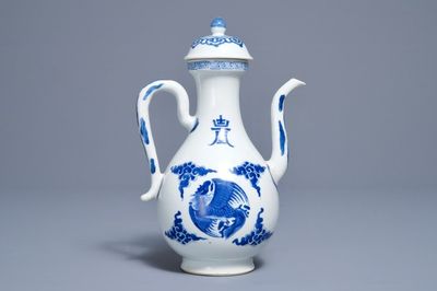 Une verseuse couverte en porcelaine de Chine bleu et blanc, Kangxi