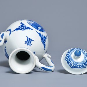 Une verseuse couverte en porcelaine de Chine bleu et blanc, Kangxi — photo 5