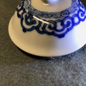 Une verseuse couverte en porcelaine de Chine bleu et blanc, Kangxi — photo 9
