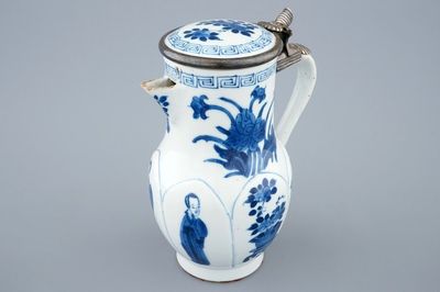 Une verseuse couverte en porcelaine de Chine bleu et blanc montée d'argent, Kangxi