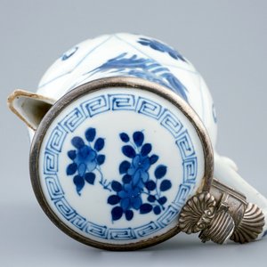 Une verseuse couverte en porcelaine de Chine bleu et blanc montée d'argent, Kangxi — photo 4