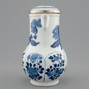 Une verseuse couverte en porcelaine de Chine bleu et blanc montée d'argent, Kangxi — photo 3