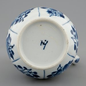 Une verseuse couverte en porcelaine de Chine bleu et blanc montée d'argent, Kangxi — photo 8