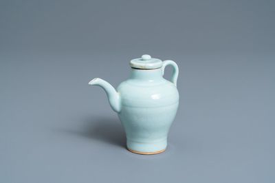 Une verseuse couverte en porcelaine de Chine céladon monochrome à décor incisé, Qianlong