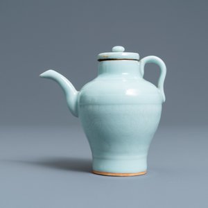 Une verseuse couverte en porcelaine de Chine céladon monochrome à décor incisé, Qianlong — photo 2