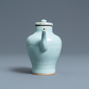 Une verseuse couverte en porcelaine de Chine céladon monochrome à décor incisé, Qianlong — photo 3