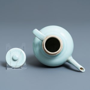 Une verseuse couverte en porcelaine de Chine céladon monochrome à décor incisé, Qianlong — photo 6