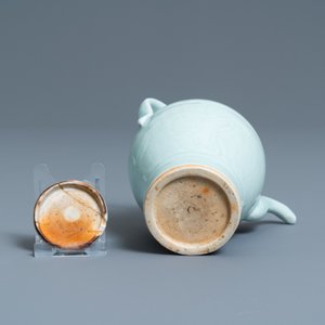 Une verseuse couverte en porcelaine de Chine céladon monochrome à décor incisé, Qianlong — photo 7