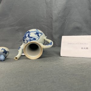 Une verseuse couverte en porcelaine de Chine en bleu et blanc, marque de Xuande, Kangxi — photo 30
