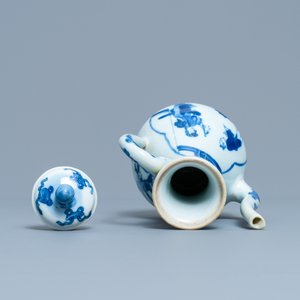 Une verseuse couverte en porcelaine de Chine en bleu et blanc, marque de Xuande, Kangxi — photo 5
