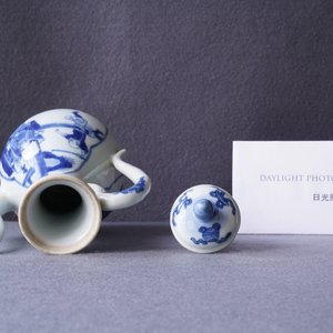 Une verseuse couverte en porcelaine de Chine en bleu et blanc, marque de Xuande, Kangxi — photo 10