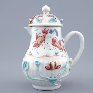 Une verseuse couverte en porcelaine de Chine famille rose à décor en relief, Yongzheng, 1723-1735 — photo 2