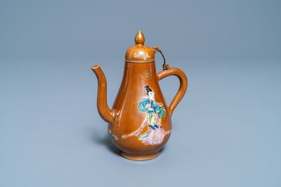 Une verseuse couverte en porcelaine de Chine famille rose à fond brun capucin, Yongzheng