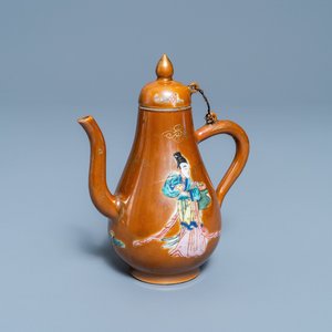 Une verseuse couverte en porcelaine de Chine famille rose à fond brun capucin, Yongzheng — photo 1