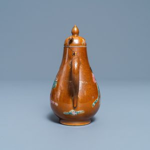 Une verseuse couverte en porcelaine de Chine famille rose à fond brun capucin, Yongzheng — photo 3