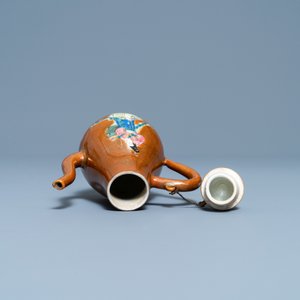 Une verseuse couverte en porcelaine de Chine famille rose à fond brun capucin, Yongzheng — photo 6