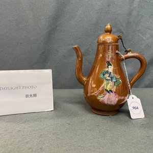 Une verseuse couverte en porcelaine de Chine famille rose à fond brun capucin, Yongzheng — photo 9