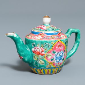Une verseuse couverte en porcelaine de Chine famille rose à fond turquoise pour le marché Straits ou Peranakan, 19ème — photo 1