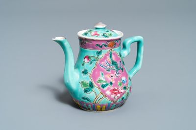 Une verseuse couverte en porcelaine de Chine famille rose à fond turquoise pour le marché Straits ou Peranakan, 19ème