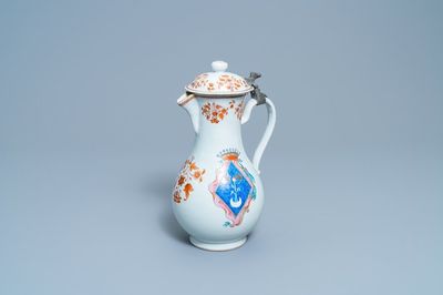 Une verseuse couverte en porcelaine de Chine famille rose aux armes de Faverolles pour le marché français, Qianlong