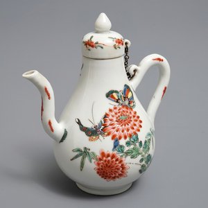 Une verseuse couverte en porcelaine de Chine famille rose, marque et époque de Yongzheng — photo 1