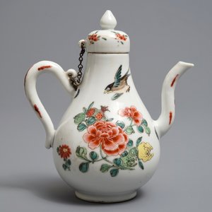 Une verseuse couverte en porcelaine de Chine famille rose, marque et époque de Yongzheng — photo 4