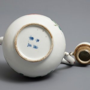 Une verseuse couverte en porcelaine de Chine famille rose, marque et époque de Yongzheng — photo 7
