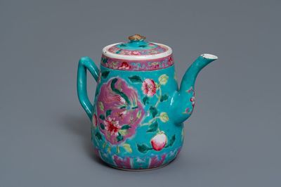 Une verseuse couverte en porcelaine de Chine famille rose pour le marché Straits ou Peranakan, 19ème