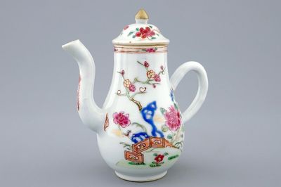 Une verseuse couverte en porcelaine de Chine famille rose, Qianlong, 18ème