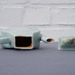 Une verseuse couverte en porcelaine de Chine qingbai à décor d'un phénix, Yuan — photo 18