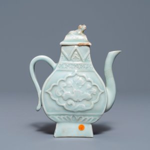 Une verseuse couverte en porcelaine de Chine qingbai à décor d'un phénix, Yuan — photo 2