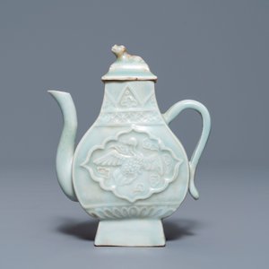 Une verseuse couverte en porcelaine de Chine qingbai à décor d'un phénix, Yuan — photo 4