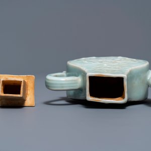 Une verseuse couverte en porcelaine de Chine qingbai à décor d'un phénix, Yuan — photo 6