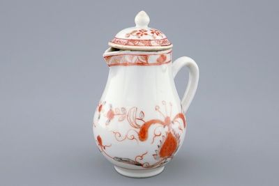 Une verseuse couverte en porcelaine de Chine rouge de fer et grisaille, Qianlong, 18ème