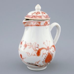 Une verseuse couverte en porcelaine de Chine rouge de fer et grisaille, Qianlong, 18ème — photo 1