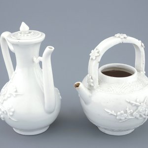Une verseuse couverte et une théière en porcelaine blanc de Chine à décor en relief, 18ème — photo 3