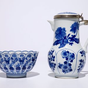 Une verseuse couverte montée d'argent, une tasse et soucoupe et trois coupes en porcelaine de Chine bleu et blanc, Kangxi — photo 2
