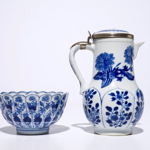 Une verseuse couverte montée d'argent, une tasse et soucoupe et trois coupes en porcelaine de Chine bleu et blanc, Kangxi — photo 4