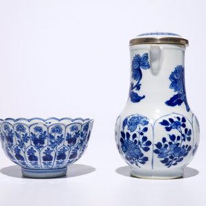 Une verseuse couverte montée d'argent, une tasse et soucoupe et trois coupes en porcelaine de Chine bleu et blanc, Kangxi — photo 5