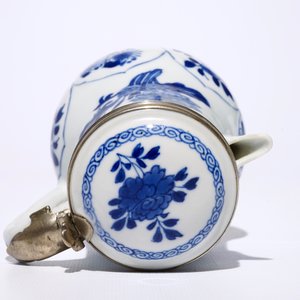 Une verseuse couverte montée d'argent, une tasse et soucoupe et trois coupes en porcelaine de Chine bleu et blanc, Kangxi — photo 8